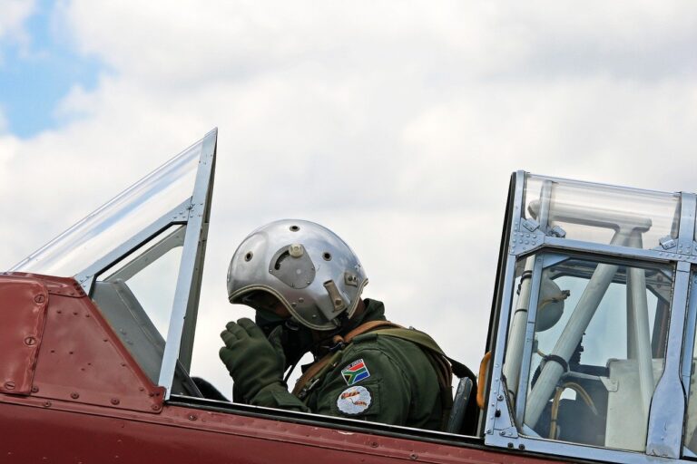 Mit eigenem Cockpit bauen zum realistischen Flugerlebnis zuhause Eigenes Flugsimulator-Cockpit mit Steuerungen und Instrumenten für realistisches Flugerlebnis