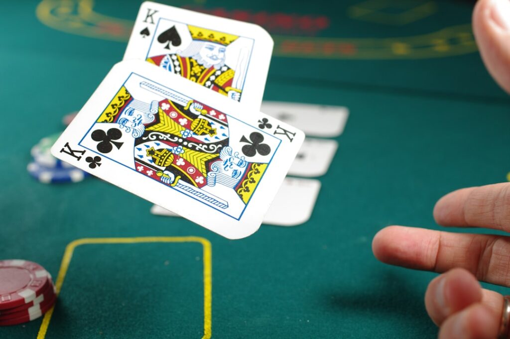 Simracing Fahrer wendet Poker Prinzipien für strategische Rennentscheidungen an