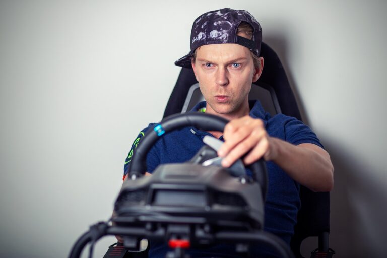 Treiber Probleme beim Simracing erkennen und effektiv beheben Simracing Lenkrad und Pedale mit Problemhinweis auf Treiber-Fehler und Verzögerungen